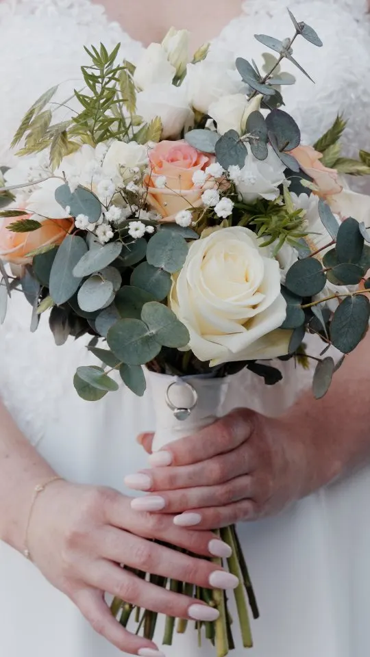 Instagram-post van @alexdebontweddings: Afgelopen zaterdag gaven Elien & Alexander elkaar het jawoord in de magische Ardennen — en wauw, wat was het een prac…