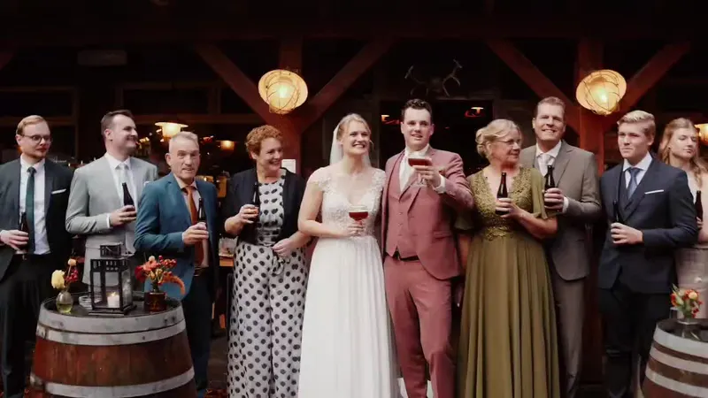 Instagram-post van @alexdebontweddings: Afgelopen november hadden Timo & Lisa een echte herfst bruiloft. Ze trouwden midden in de bossen bij Oisterwijk. Bij…