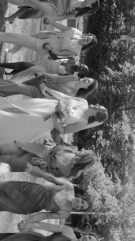 Instagram-post van @alexdebontweddings: Eén, twee, drie... omhoog! 🚀
